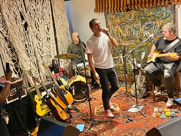 Aldrin Gandra cantando com a banda no Festival Alvoroço