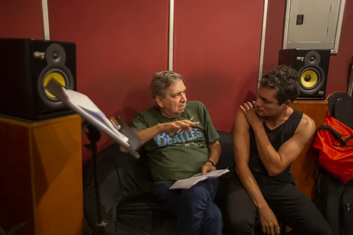 Aldrin Gandra e Guto Graça Mello conversando no estúdio de gravação