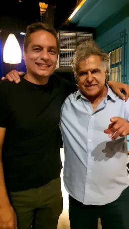 Aldrin Gandra abraçado a Murilo Antunes