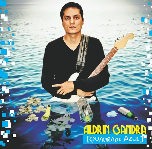 Capa do álbum Quadrado Azul: Aldrin Gandra com guitarra, de pé na água